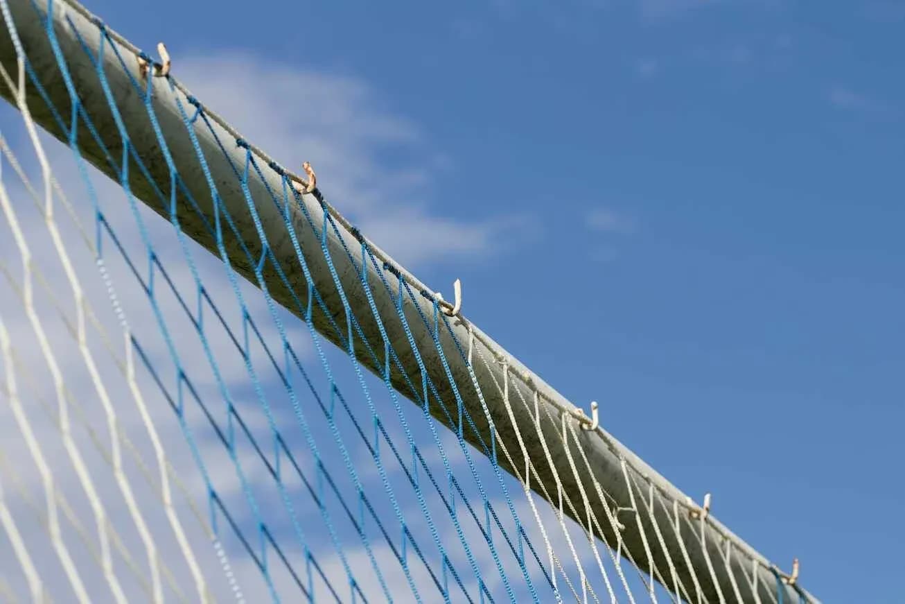 Filet de but avec un ciel bleu en arrière-plan