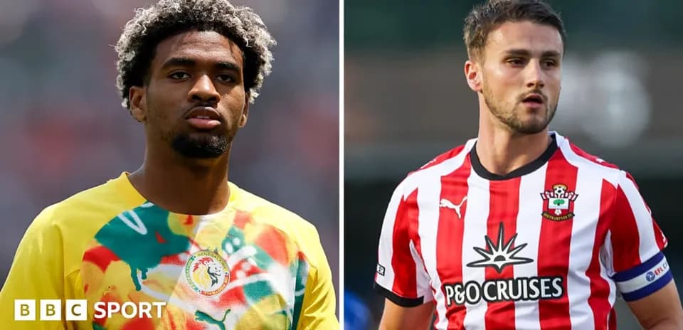Deux joueurs en tenue d'échauffement avant un match
