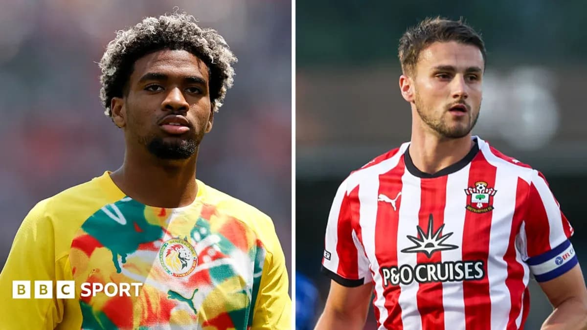 Deux joueurs en tenue d'échauffement avant un match