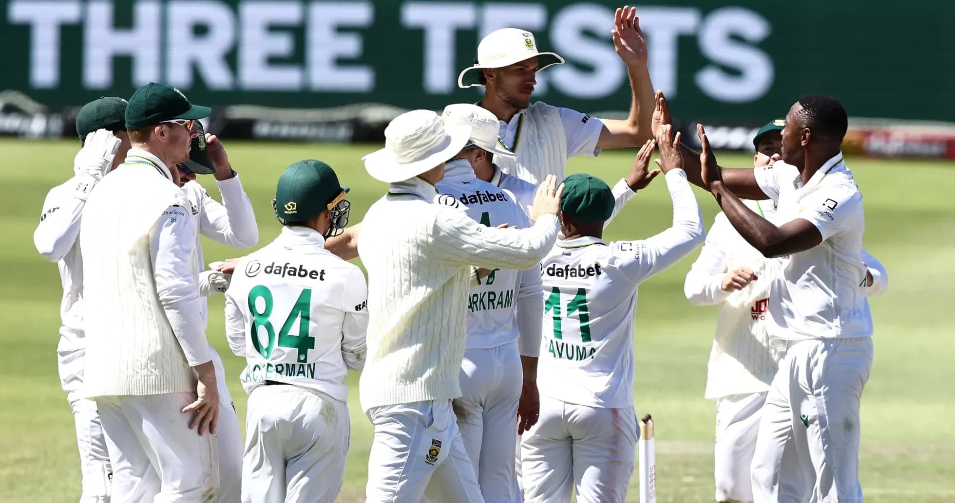 Équipe sud-africaine célébrant un wicket en cricket