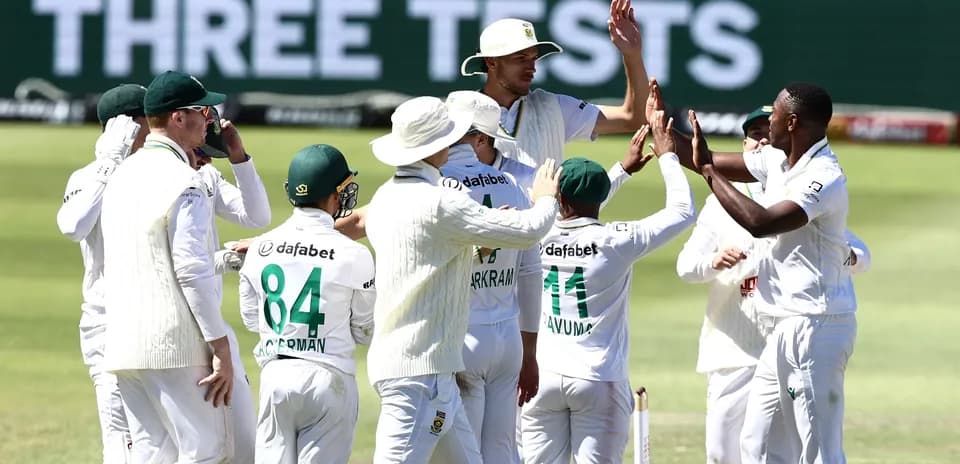 Équipe sud-africaine célébrant un wicket en cricket