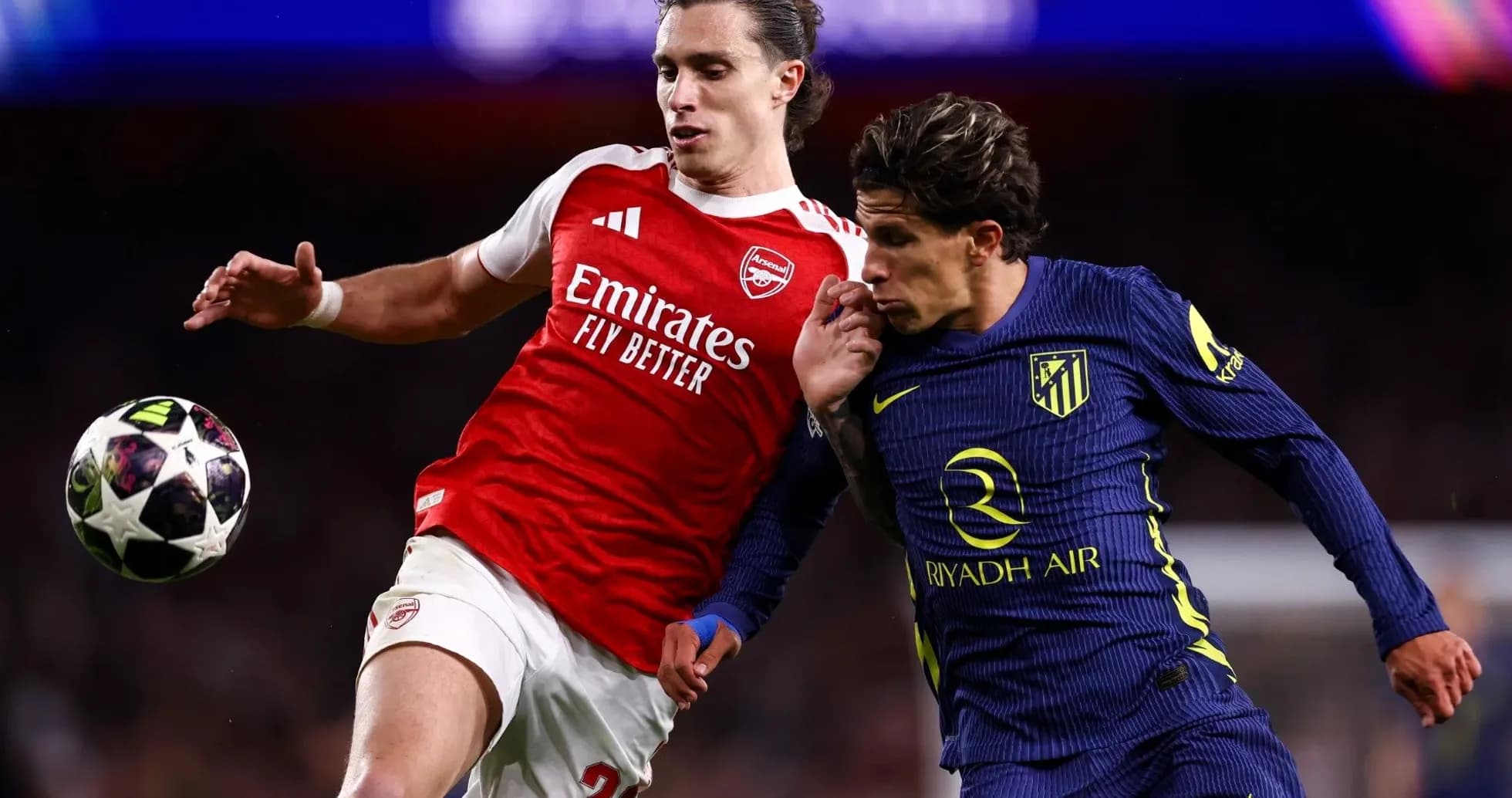 Joueurs d'Arsenal et d'Atlético en pleine action