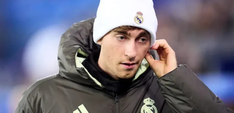 Joueur de Real Madrid portant un bonnet blanc