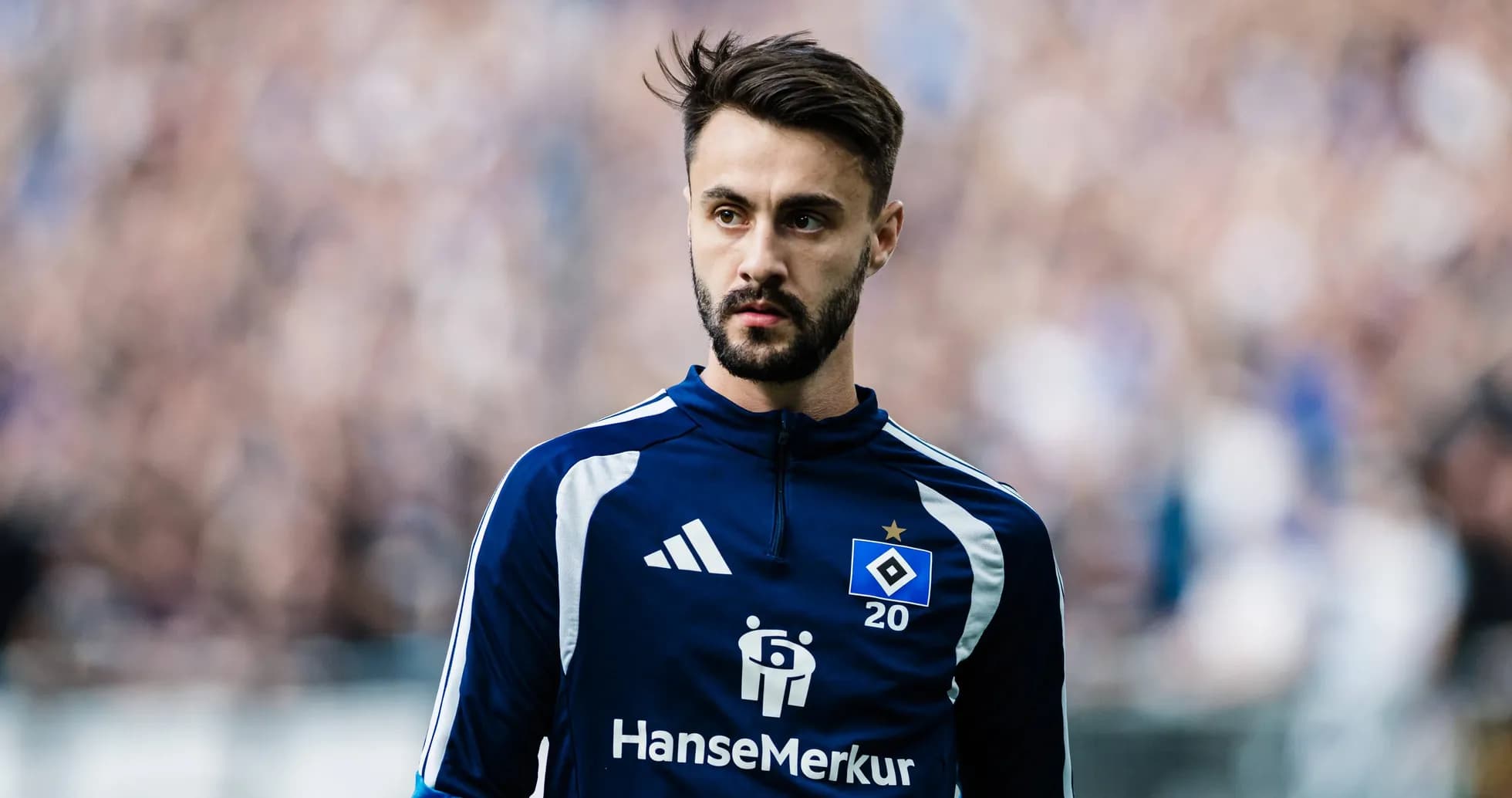 Joueur portant un survêtement du Hamburger SV sur le terrain