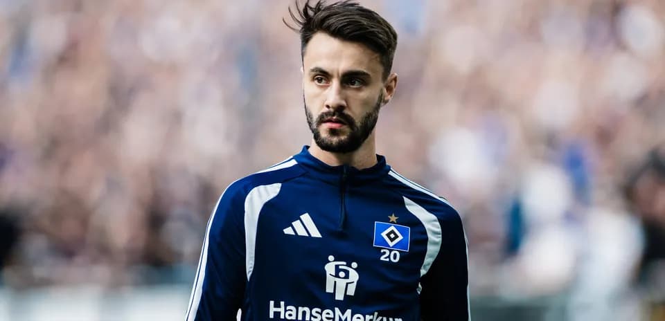 Joueur portant un survêtement du Hamburger SV sur le terrain