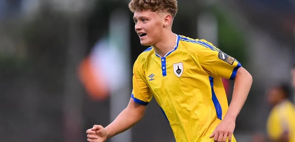 Joueur célébrant un but sur le terrain de football