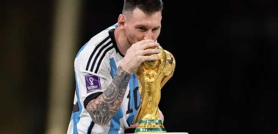 Joueur embrassant la Coupe du Monde FIFA