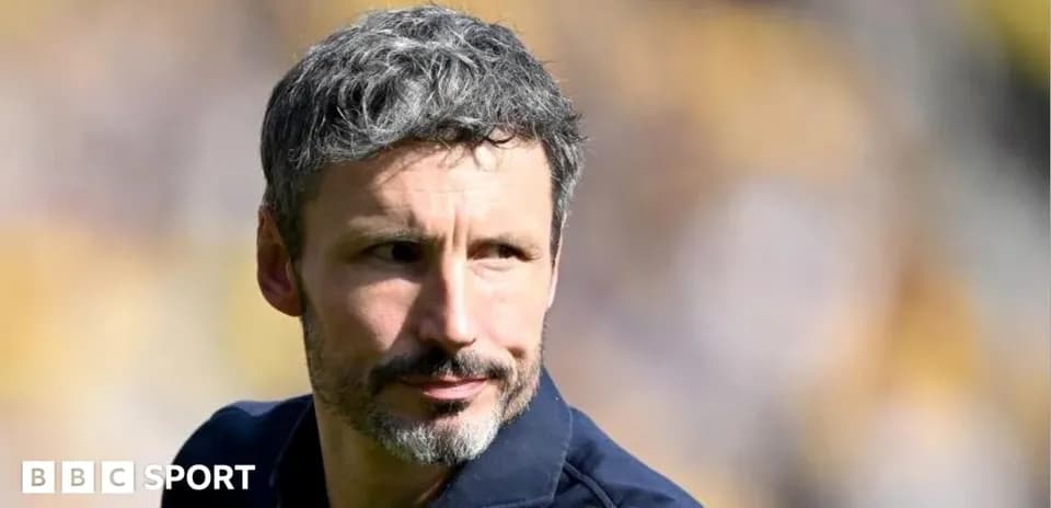 Entraîneur observant le terrain avant le match