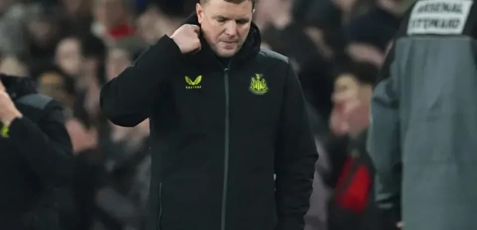 Entraîneur de Newcastle quittant le terrain après le match