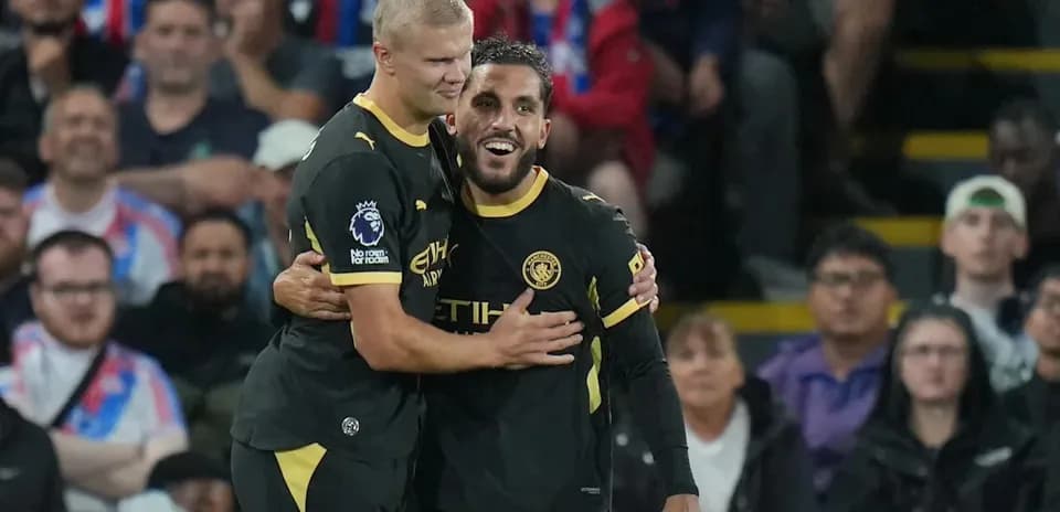 Deux joueurs de Manchester City célébrant un but