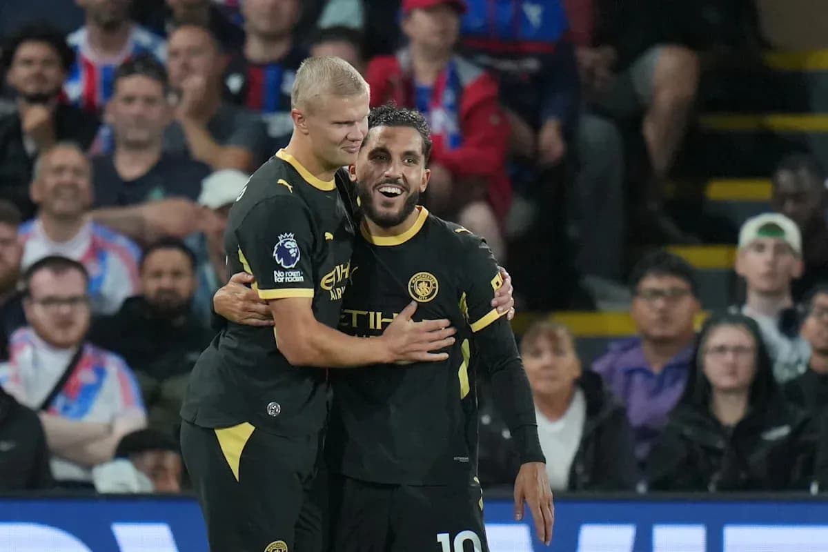 Deux joueurs de Manchester City célébrant un but