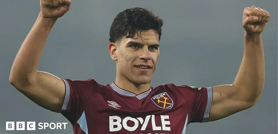 Joueur de West Ham célébrant avec les bras levés