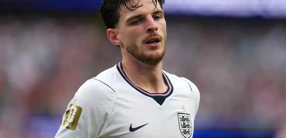Joueur anglais en maillot blanc sur le terrain