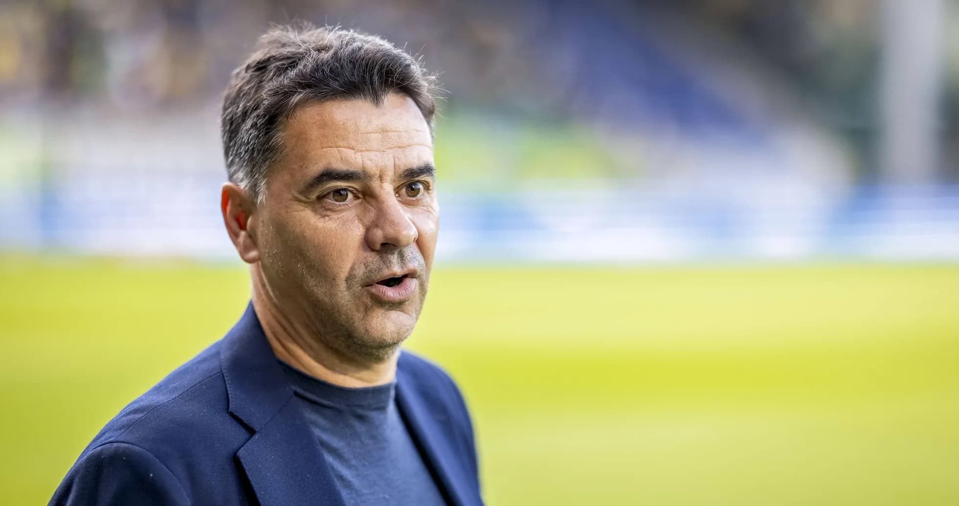 Entraîneur s'exprimant avant un match de football