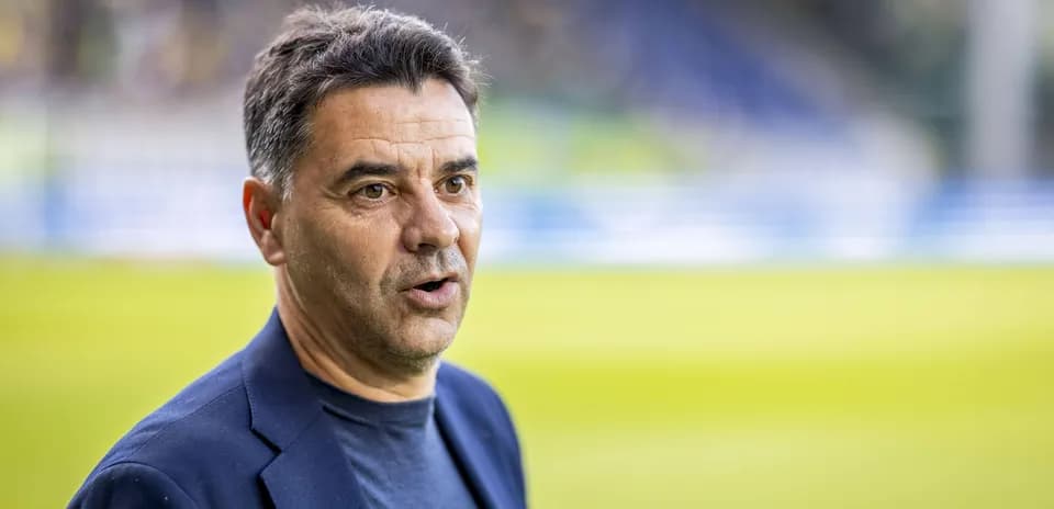 Entraîneur s'exprimant avant un match de football