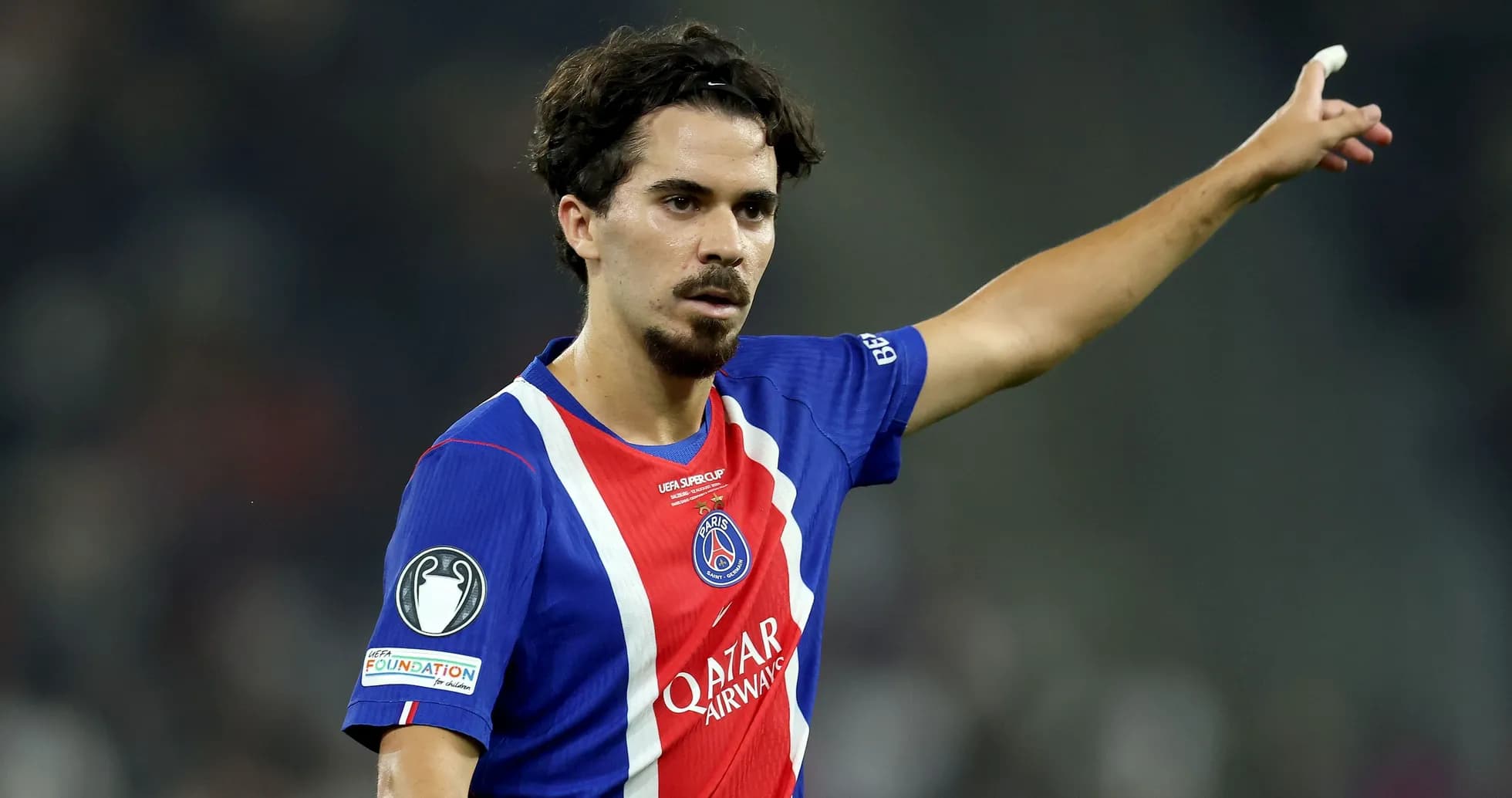 Joueur du PSG levant le bras sur le terrain