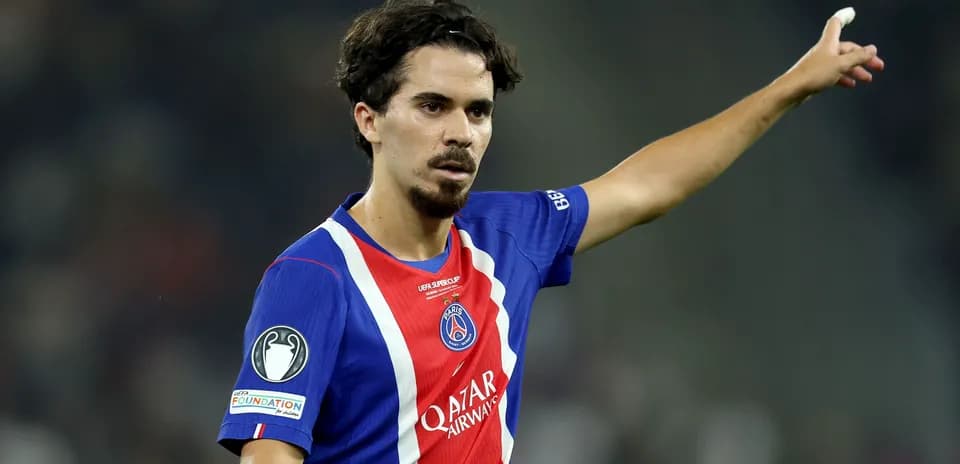 Joueur du PSG levant le bras sur le terrain