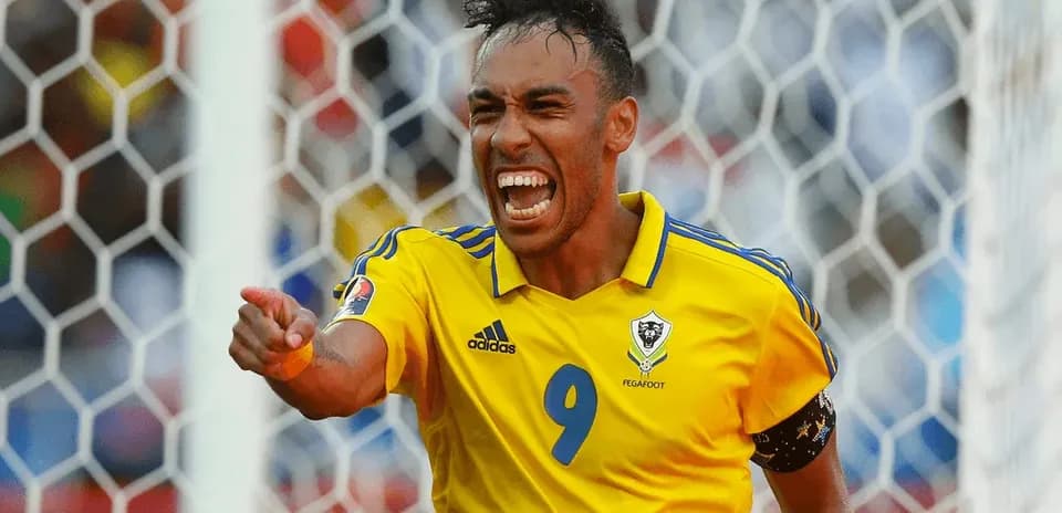 Joueur célébrant un but avec un maillot jaune