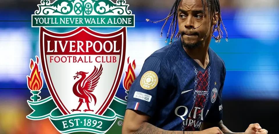 Joueur de PSG en action avec logo de Liverpool