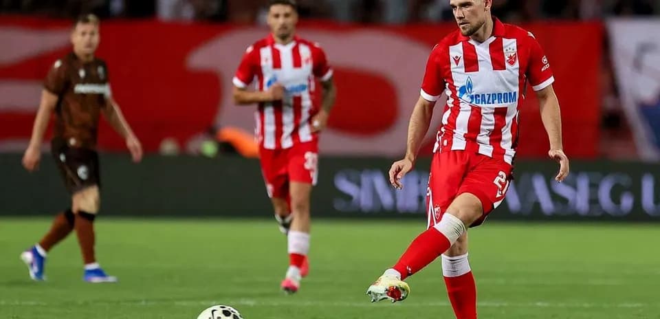 Joueur de FK Crvena Zvezda tirant au but