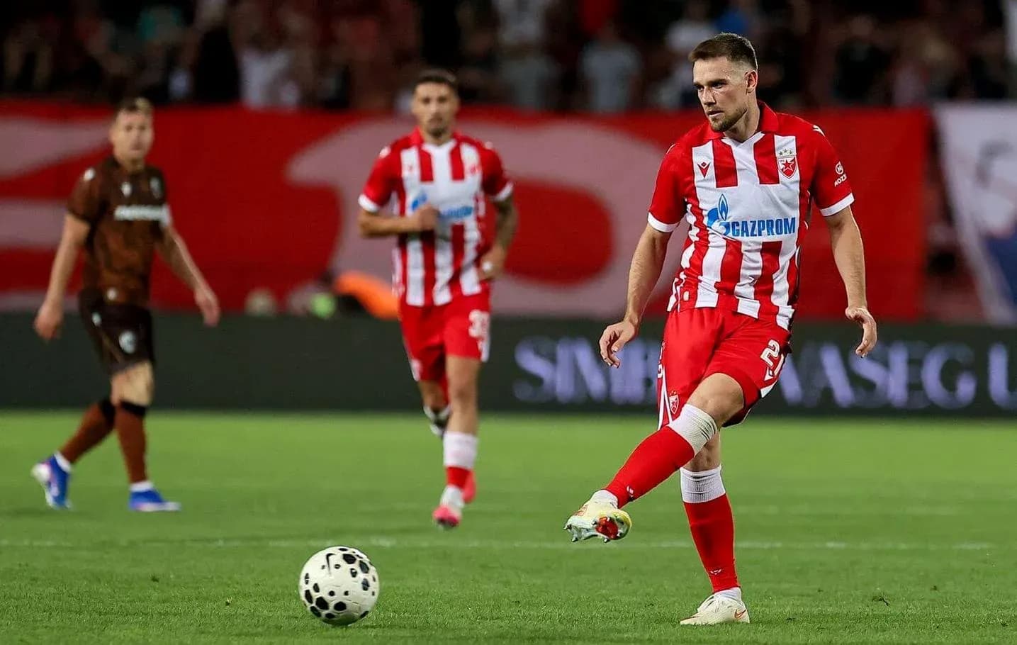 Joueur de FK Crvena Zvezda tirant au but