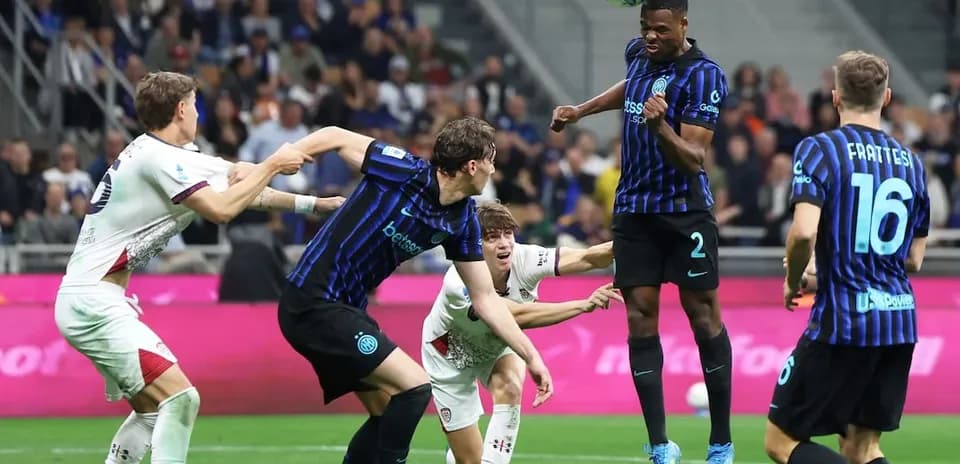 Un joueur d'Inter saute pour attraper le ballon