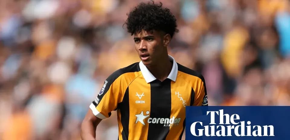 Joueur portant un maillot noir et jaune sur le terrain