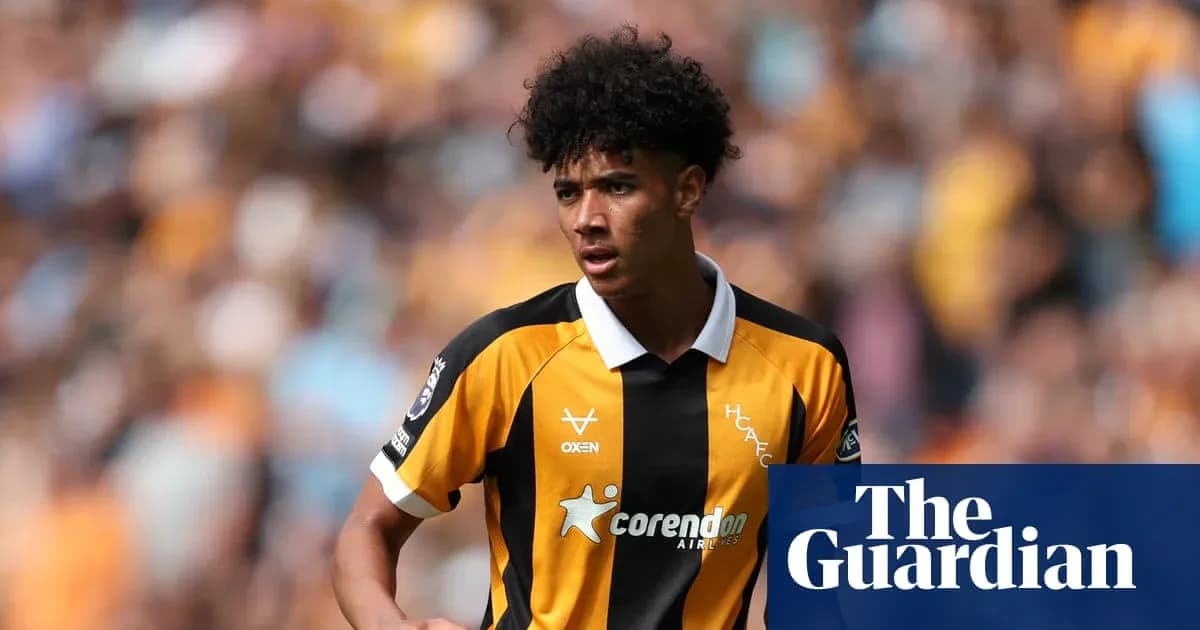 Joueur portant un maillot noir et jaune sur le terrain