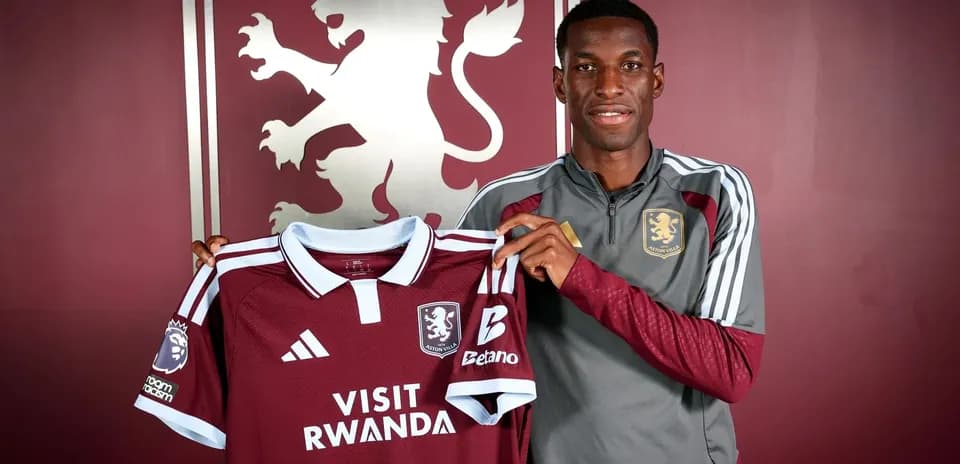 Joueur présentant le maillot d'Aston Villa
