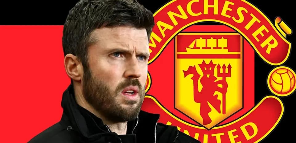 Entraîneur devant le logo de Manchester United