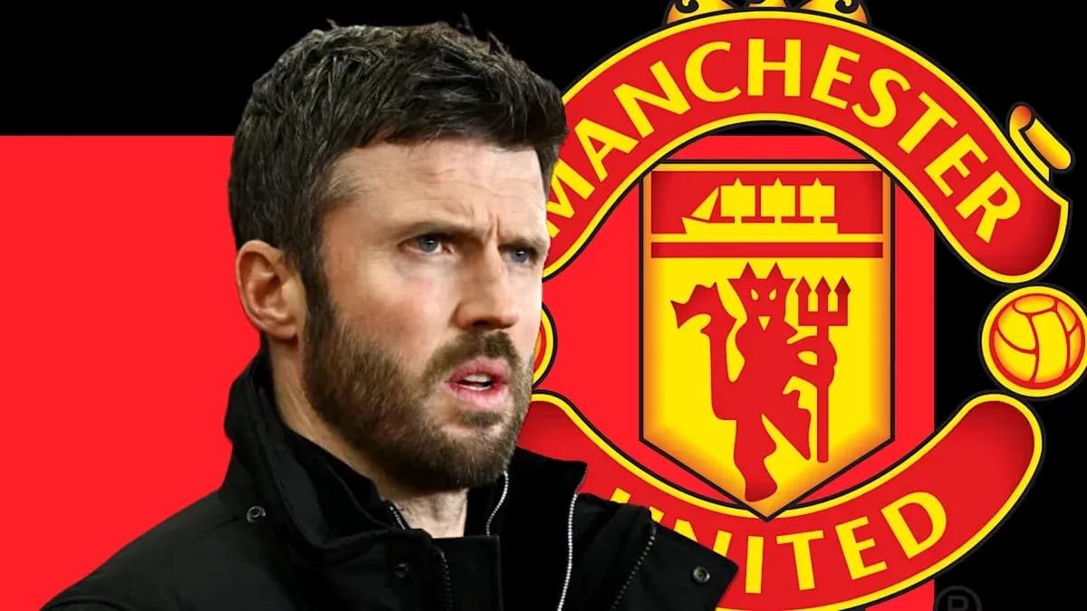 Entraîneur devant le logo de Manchester United