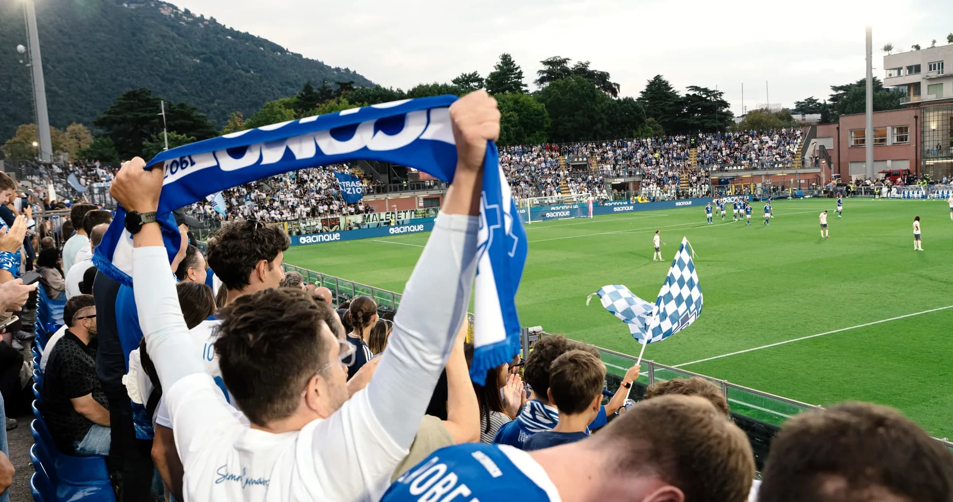 Supporters de Como avec écharpes au stade