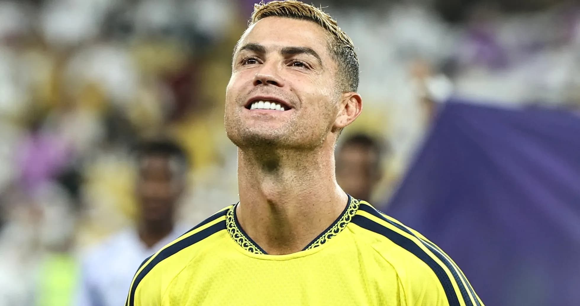Joueur souriant en maillot de l'équipe lors du match