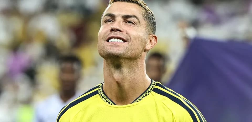 Joueur souriant en maillot de l'équipe lors du match