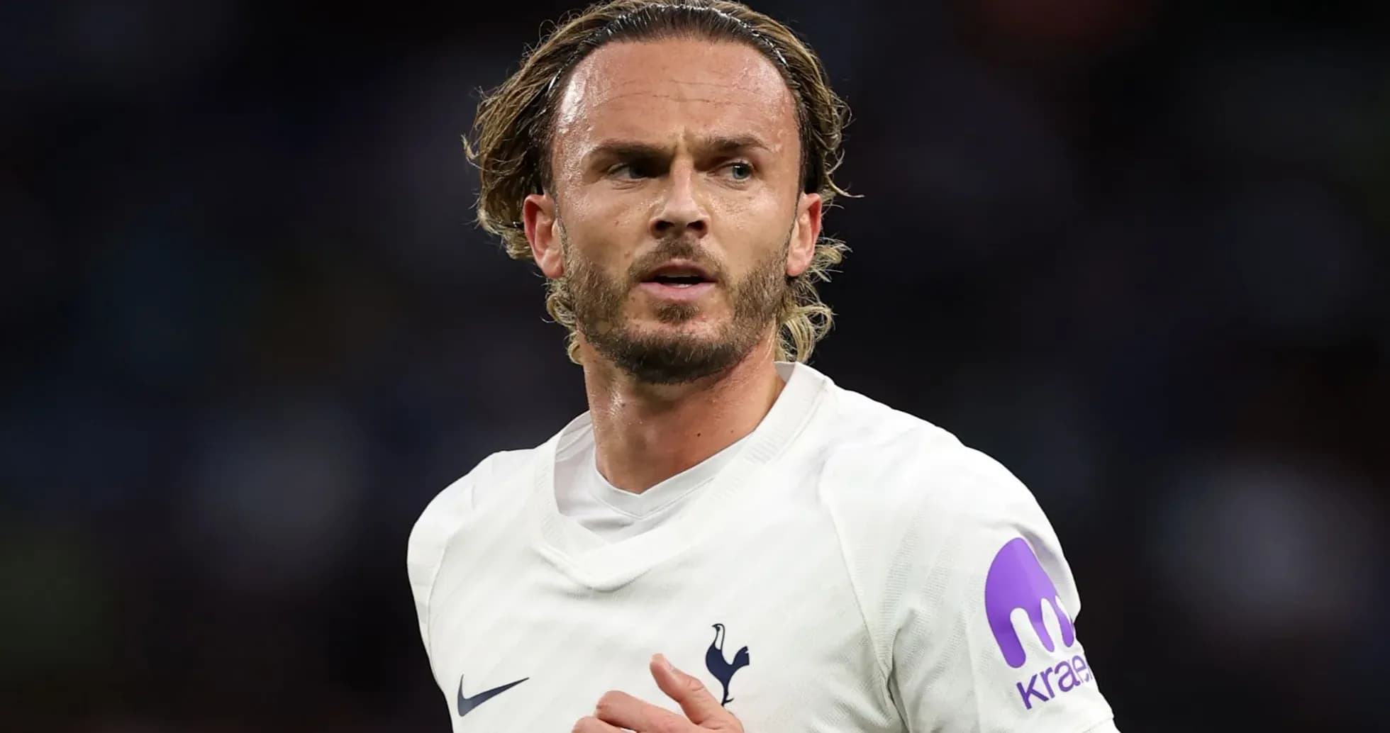 Joueur de Tottenham en tenue blanche sur le terrain