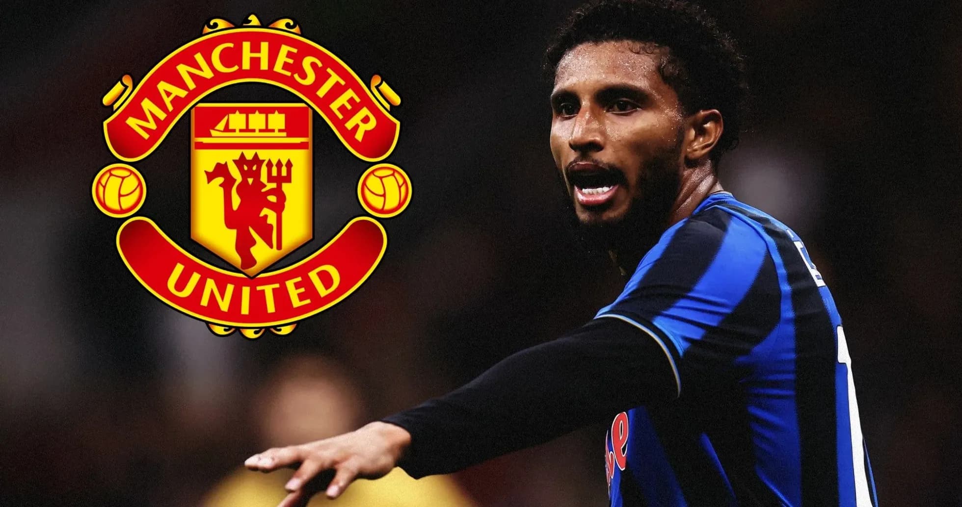 Joueur en action avec logo de Manchester United en arrière-plan