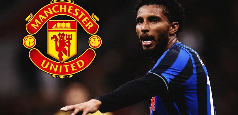 Joueur en action avec logo de Manchester United en arrière-plan
