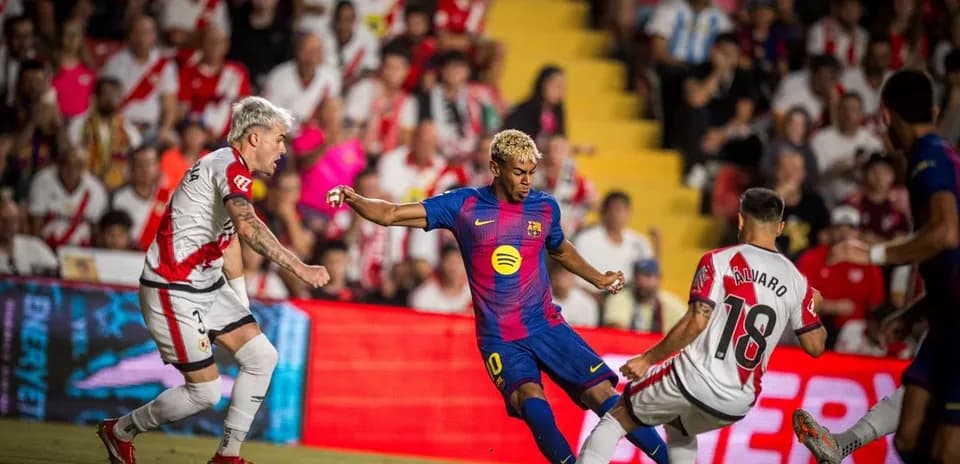 Un joueur de Barcelone dribble face à Rayo Vallecano