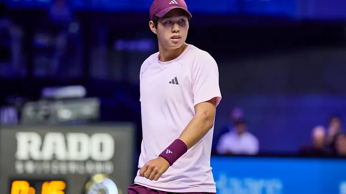Joueur de tennis sur le court en tenue rose