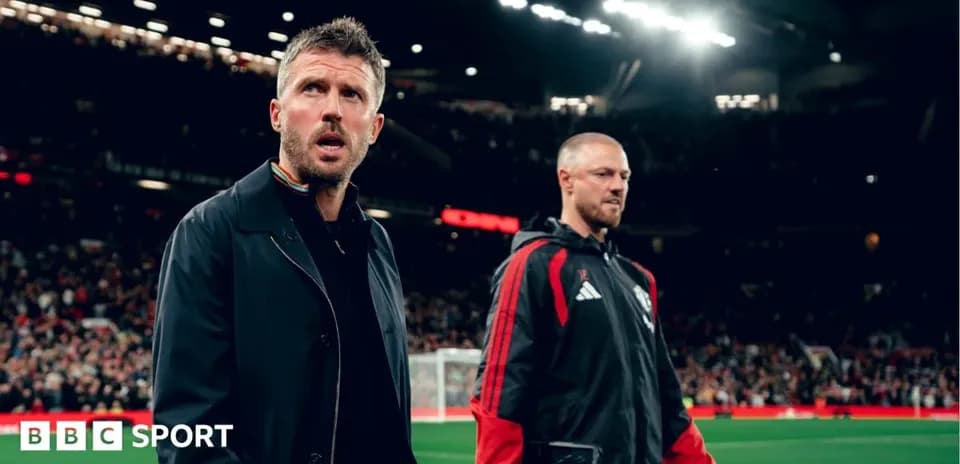 Deux entraîneurs marchant sur le terrain au stade
