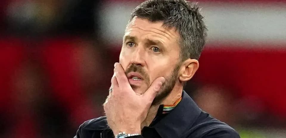Entraîneur pensif lors d'un match de football
