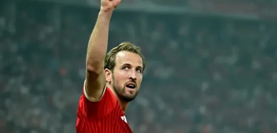 Joueur levant le poing en célébration sur le terrain