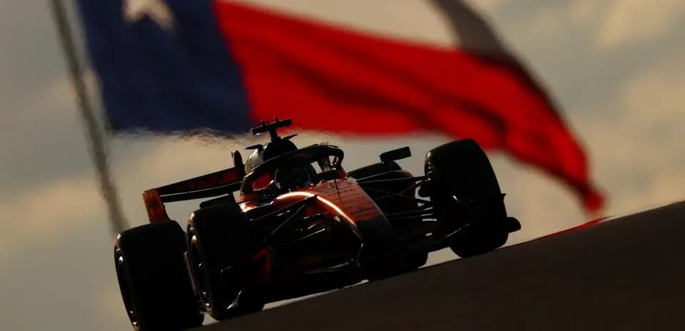 Voiture de Formule 1 sur circuit avec drapeau du Texas
