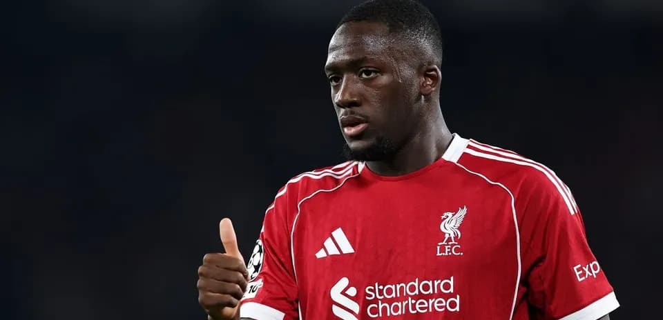 Joueur de Liverpool en maillot rouge faisant un geste positif