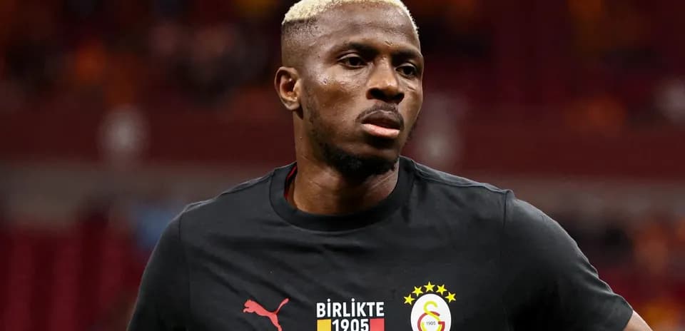 Joueur de Galatasaray en tenue d'échauffement