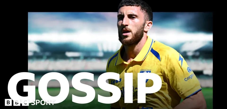 Joueur en maillot jaune sur le terrain de football