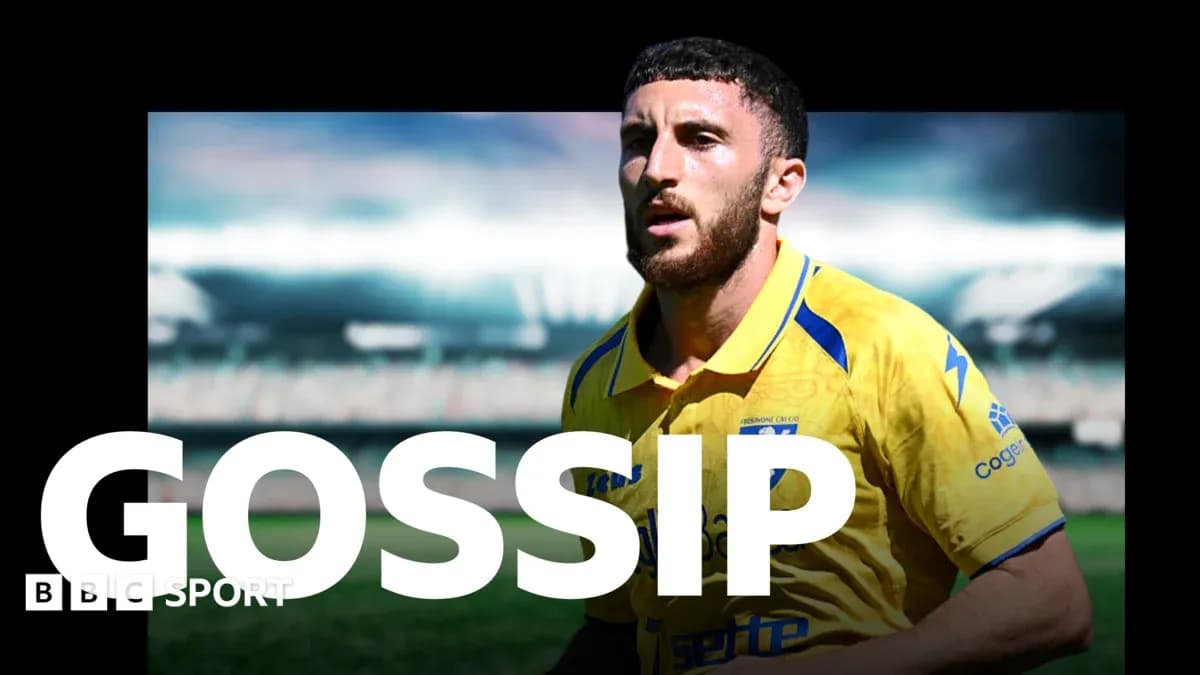 Joueur en maillot jaune sur le terrain de football
