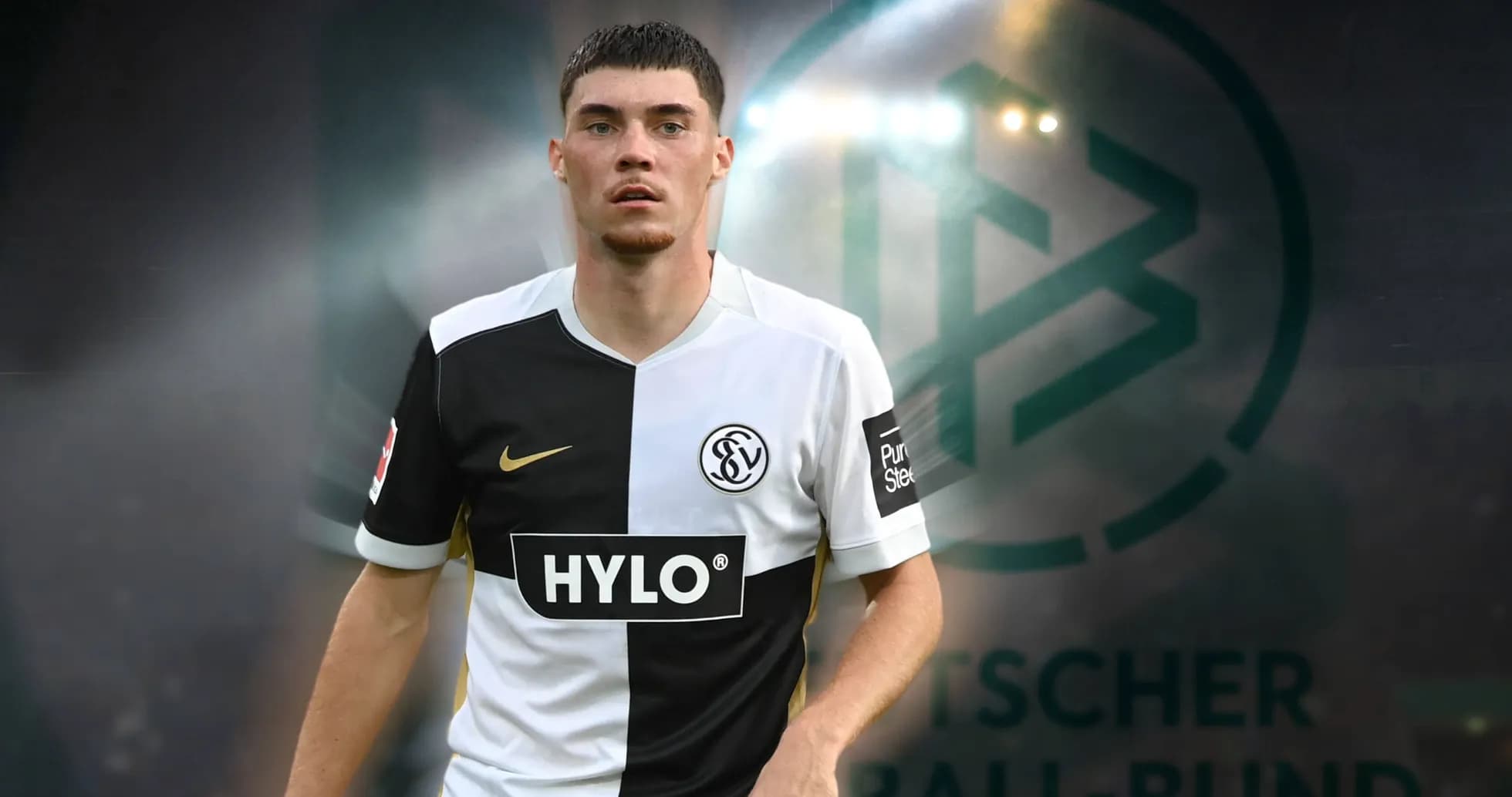 Joueur en maillot noir et blanc sur le terrain
