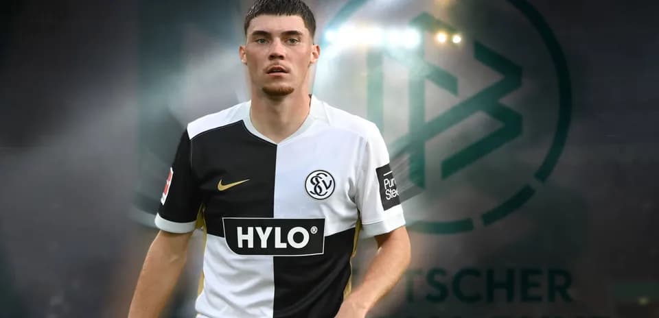 Joueur en maillot noir et blanc sur le terrain