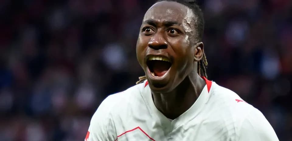 Joueur célébrant un but avec enthousiasme